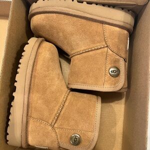 Brand new toddler Uggs size 6